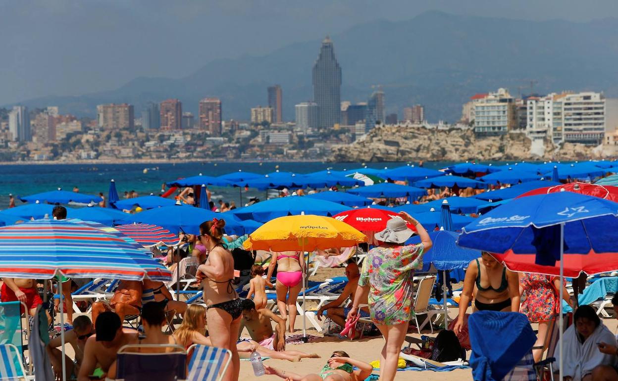 Turistas y vecinos de Benidorm disfrutan del primer fin de semana sin mascarilla. 