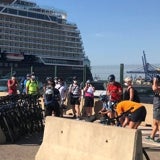 Turistas recogiendo unas bicicletas. 