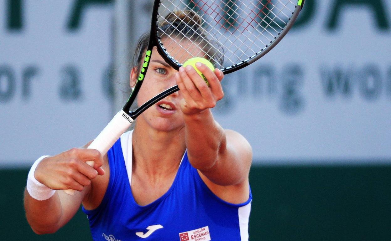 Sara Sorribes realiza un servicio durante el pasado Roland Garros. 