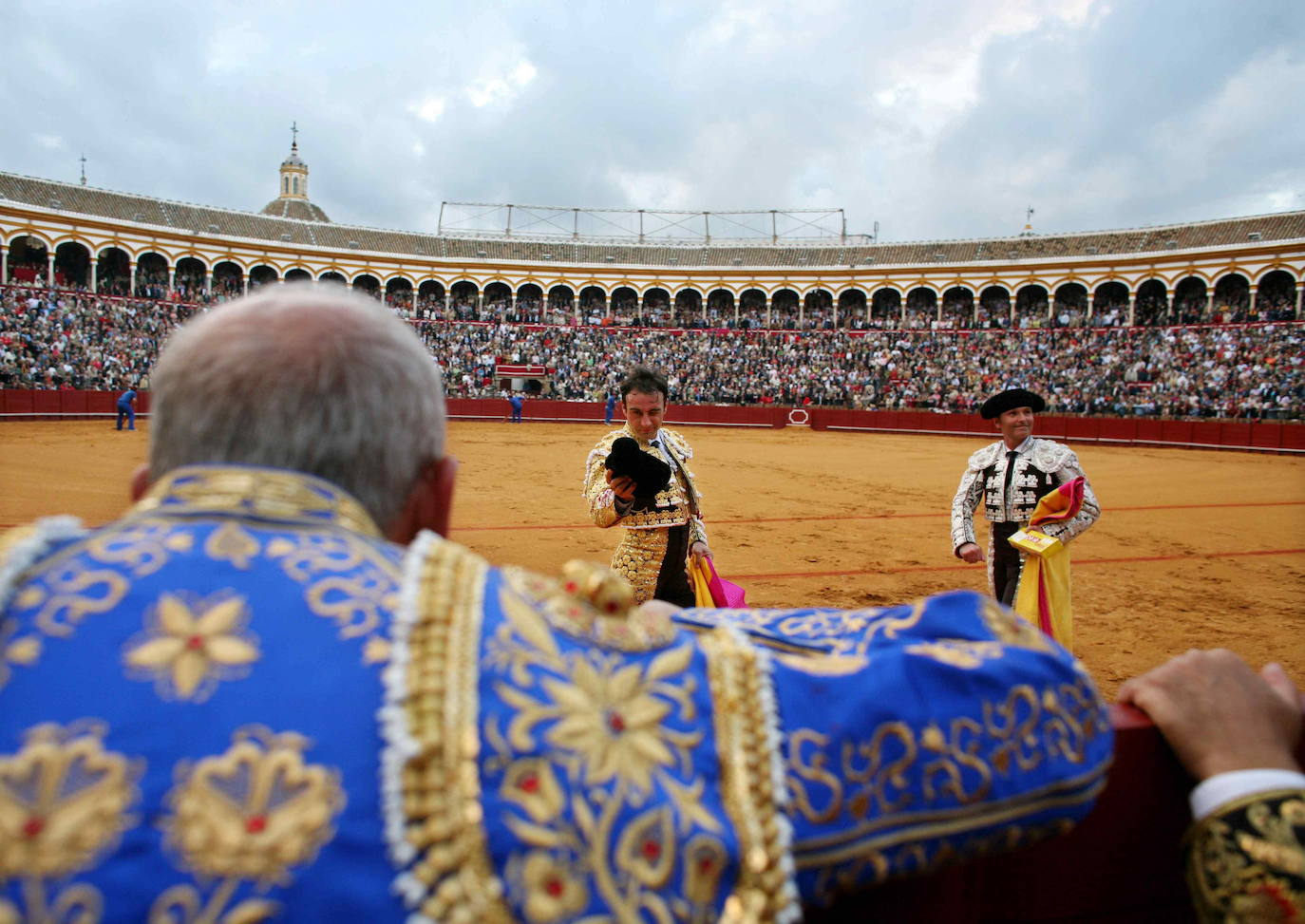 Enrique Ponce (c), torero español, brinda uno de sus toros a un picador (de espaldas), en La Maestranza (Sevilla), durante una corrida de la Feria de Sevilla, en 2006