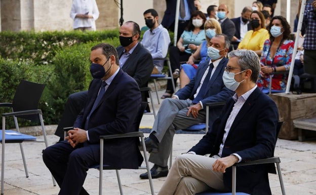 Ábalos, junto al conseller Arcadi España. Al fondos, José Vicente Morata y Salvador Navarro. 