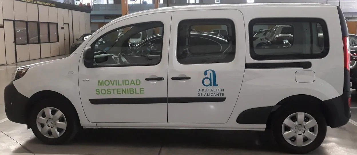 Uno de los vehículos eléctricos que sufraga la Diputación. LP