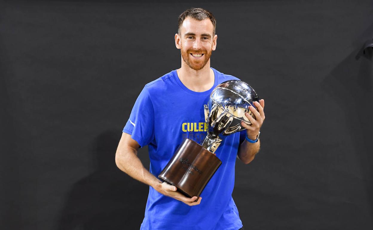 Víctor Claver, con el trofeo de campeón de la ACB. 