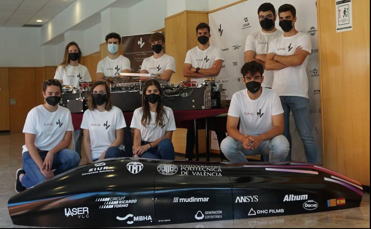 El equipo Hyperloop UPV posa con el prototipo. 