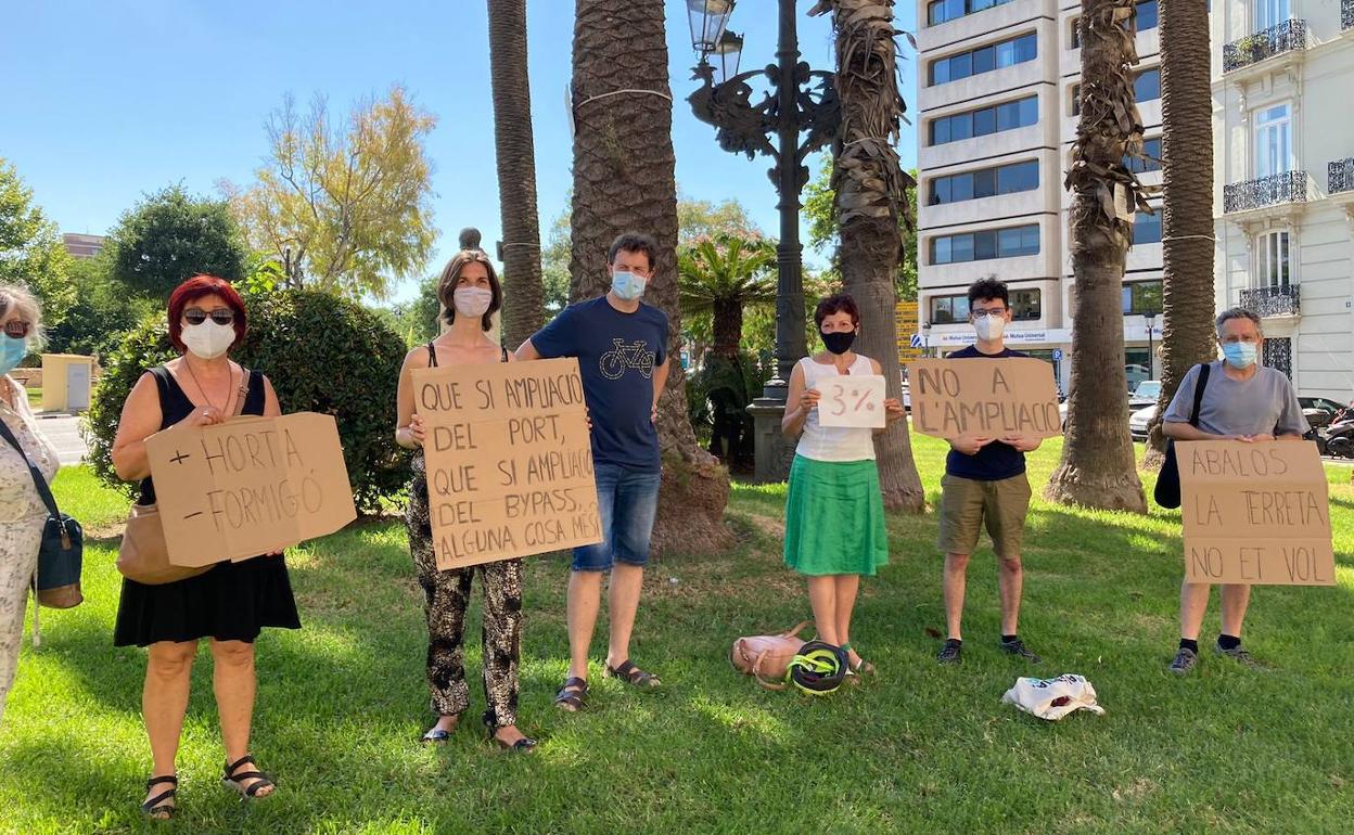 Las personas concentradas por la ampliación del by pass. 