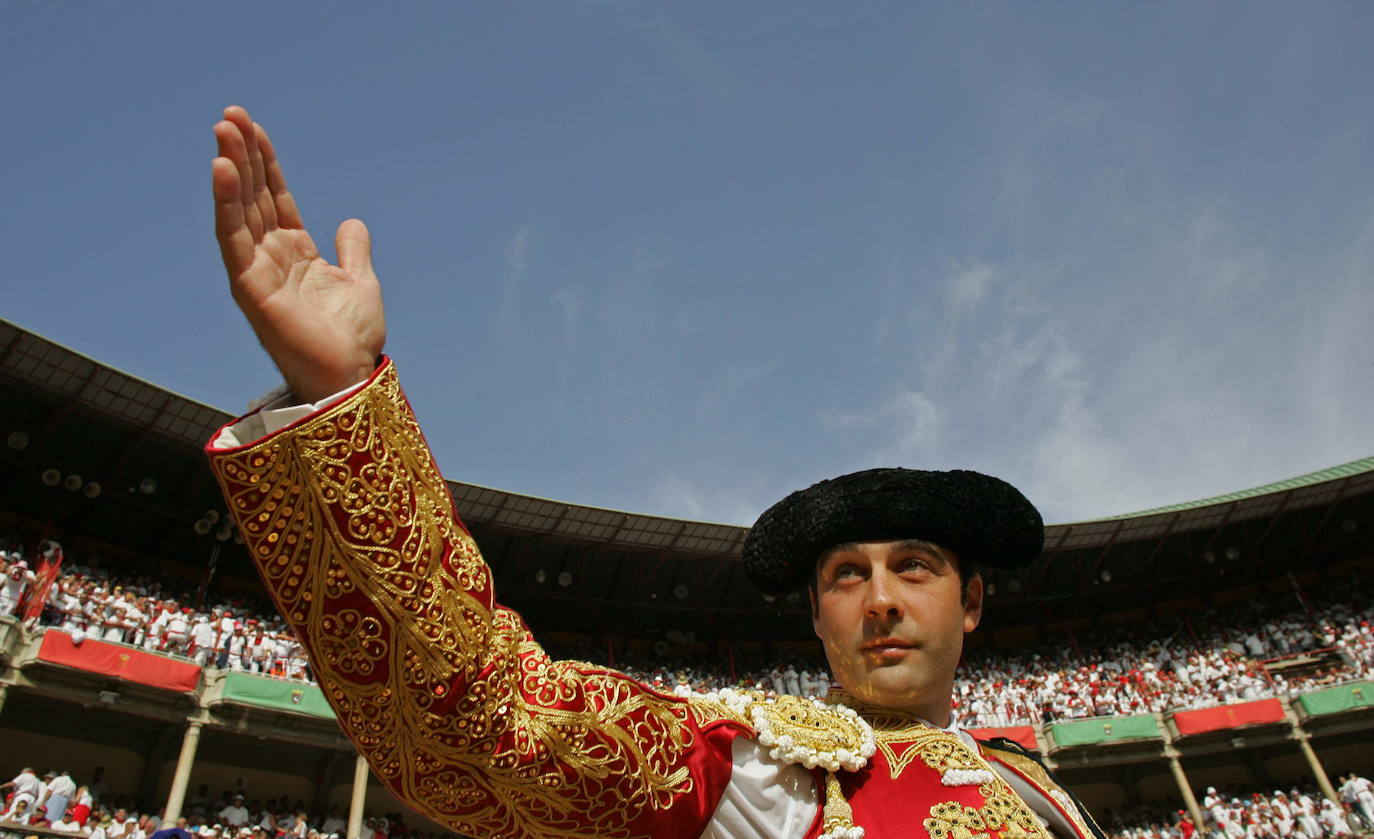 El torero Enrique Ponce saluda antes de la corrida en la plaza de toros de Pamplona, durante los San Fermines, en 2006