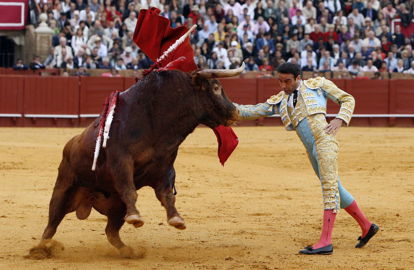 Enrique Ponce torea con la muleta durante la sexta corrida de la Feria de Abril de Sevilla, en 2011