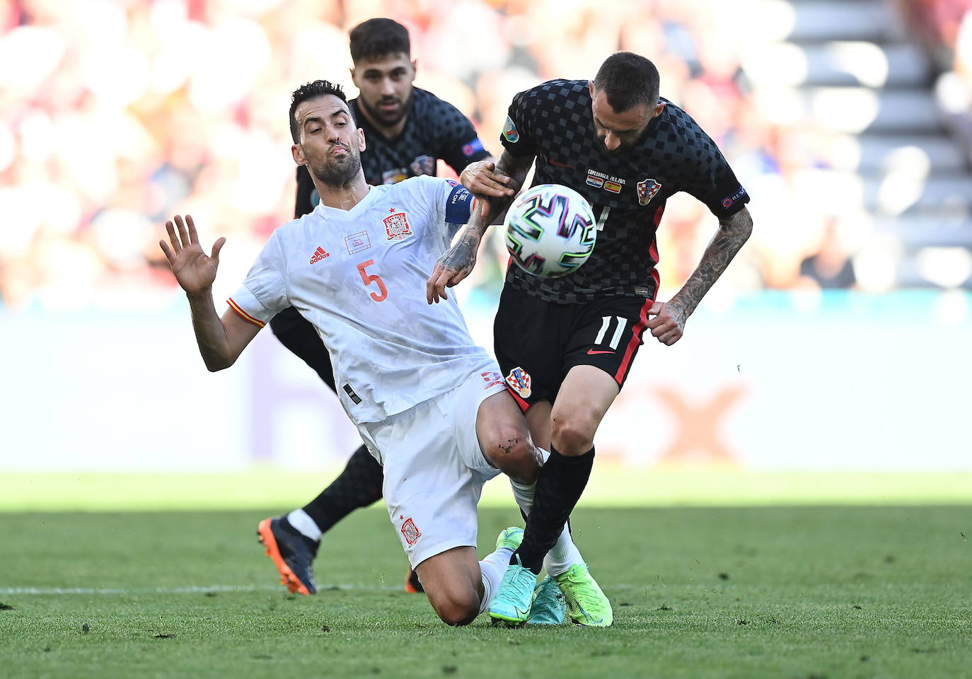 Busquets pelea por la pelota con Brozovic.