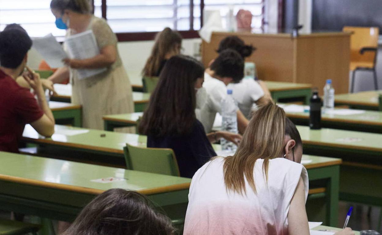 Alumnos durante la primera jornada de la selectividad. 