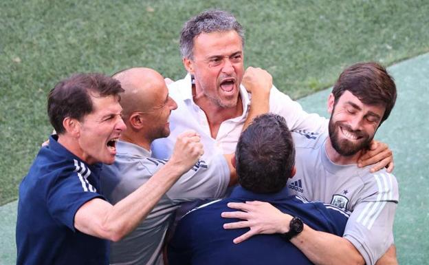 Luis Enrique celebra el pase a cuartos con su cuerpo técnico. 