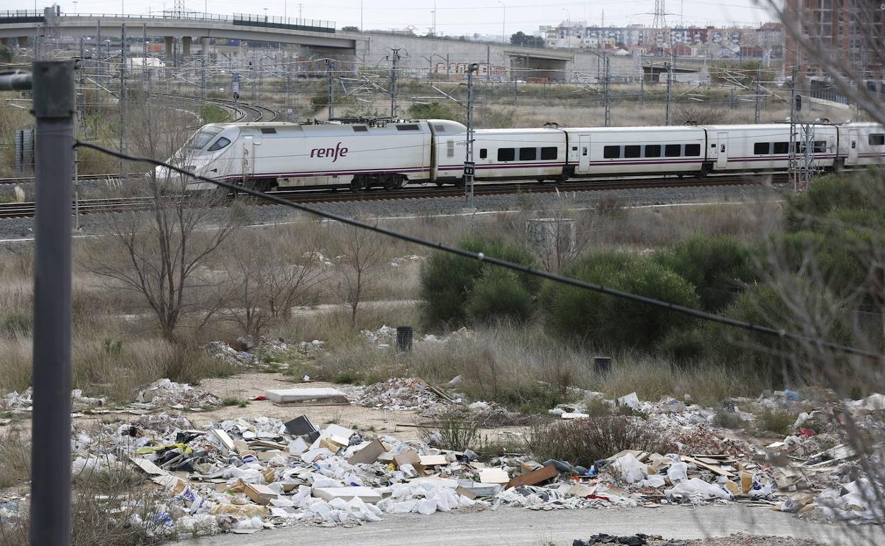 Un tren circula entre solares de l futuro barrio del Parque Central. 