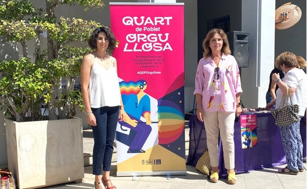 Imagen principal - La alcaldesa, Carmen Martínez, con Cristina Mora tras leer el manifiesto del Orgullo en el stand. 