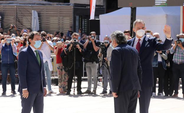 Imagen principal - El Rey Felipe VI en la inauguración de la exposición 'LUX' de las Edades del Hombre en la catedral de Burgos.