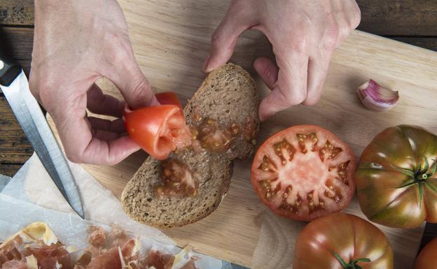 Tomate natural sobre una tostada de pan.