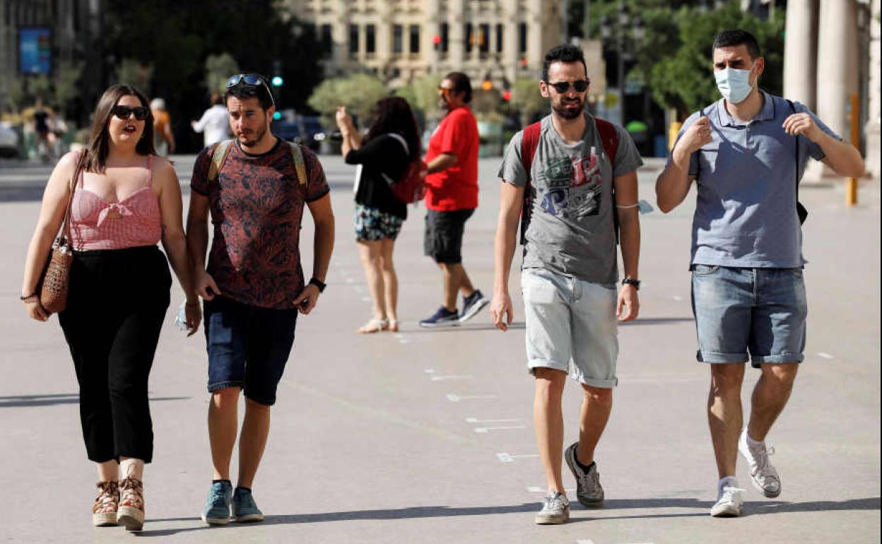 Jóvenes sin mascarillas en Valencia.