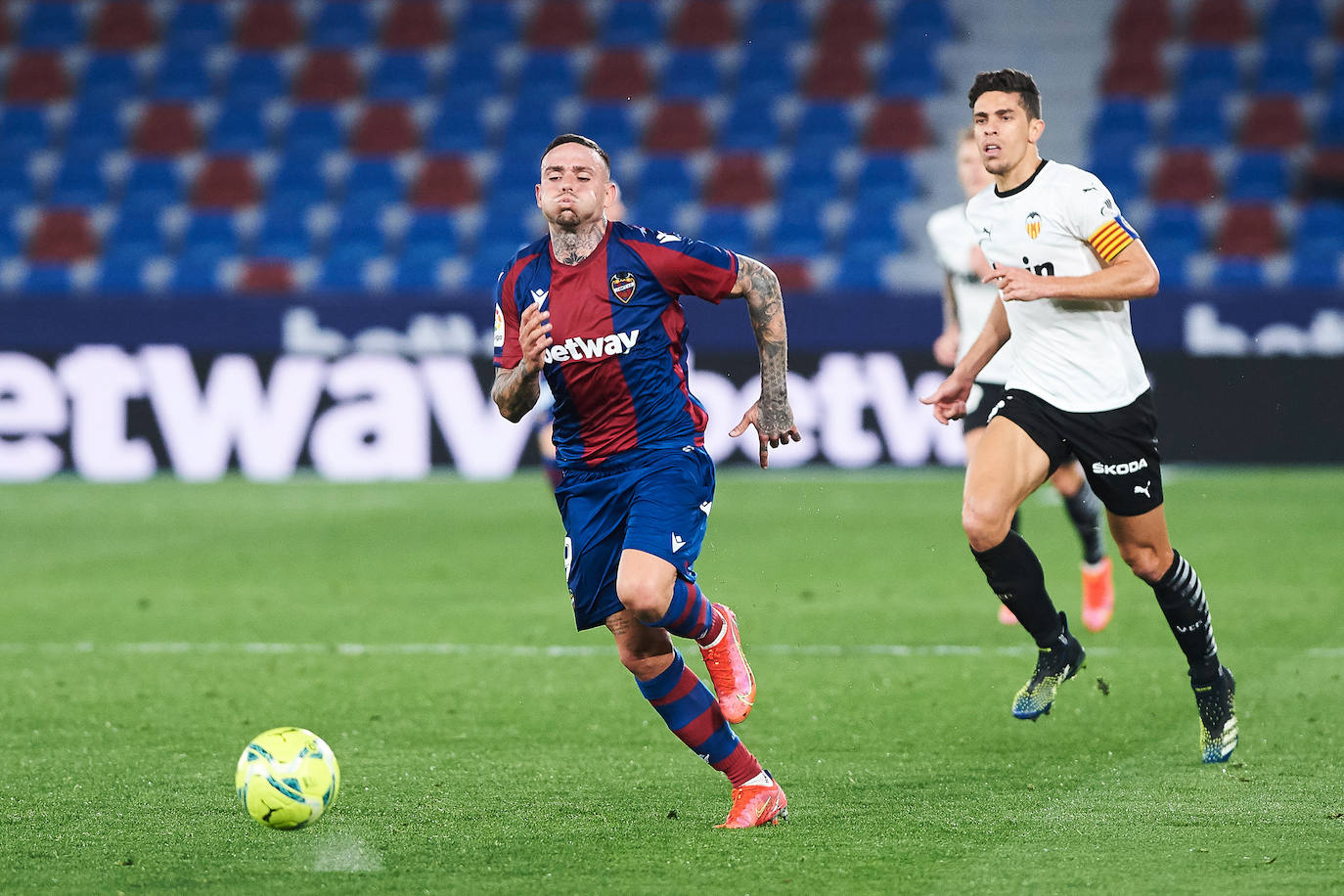 Roger y Gabriel Paulista disputan por un balón en el último derbi valenciano