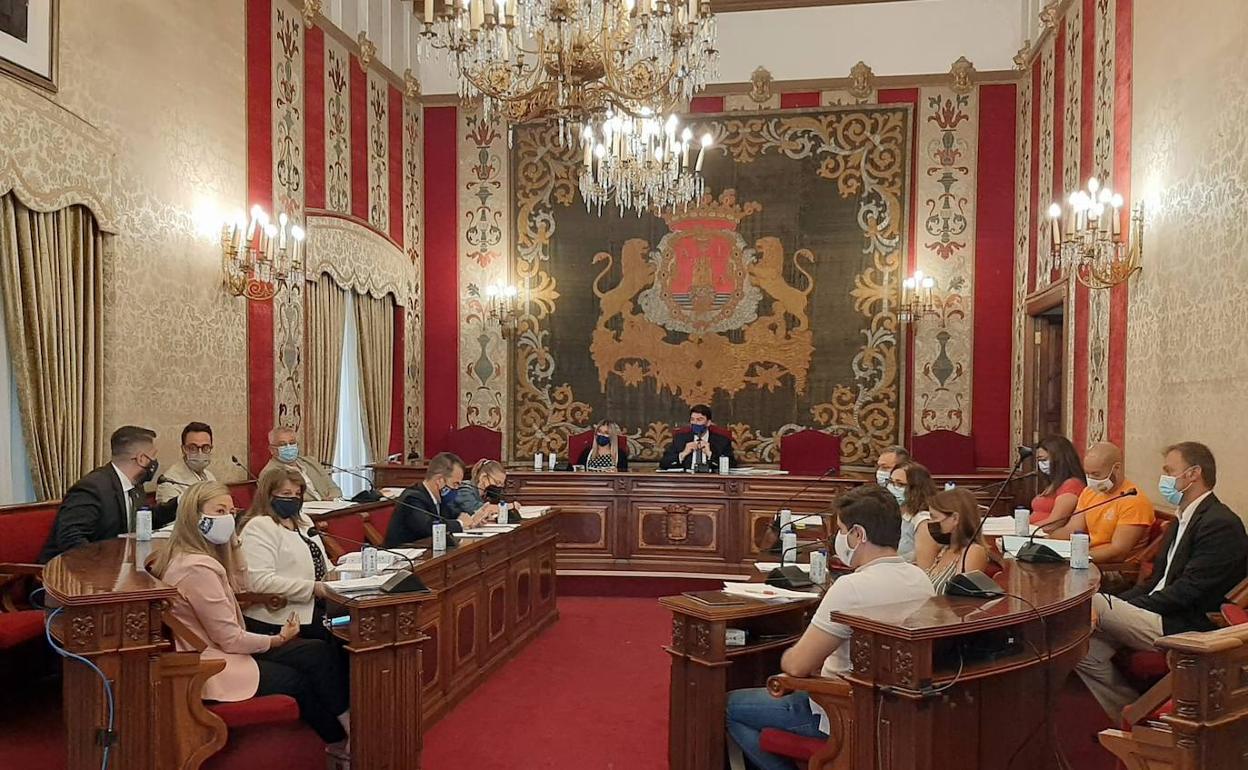 Primer pleno semipresencial en el Ayuntamiento de Alicante, este miércoles. 