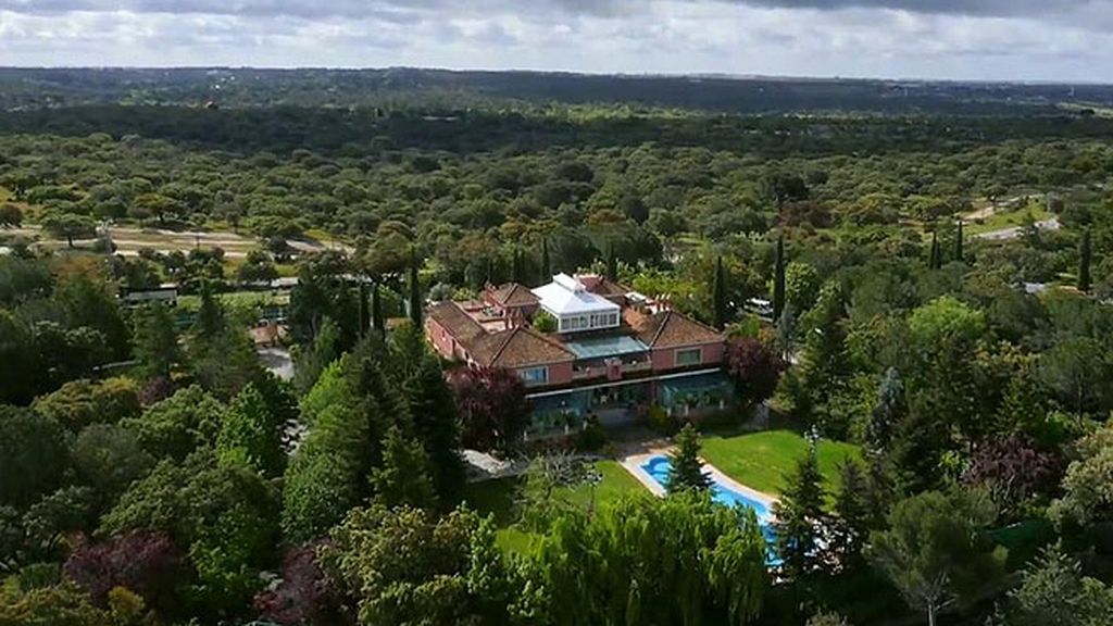 Imagen principal - José Luis Moreno | Su mansión de lujo: 5.000 m² construidos, un bosque, dos piscinas y ocho pianos