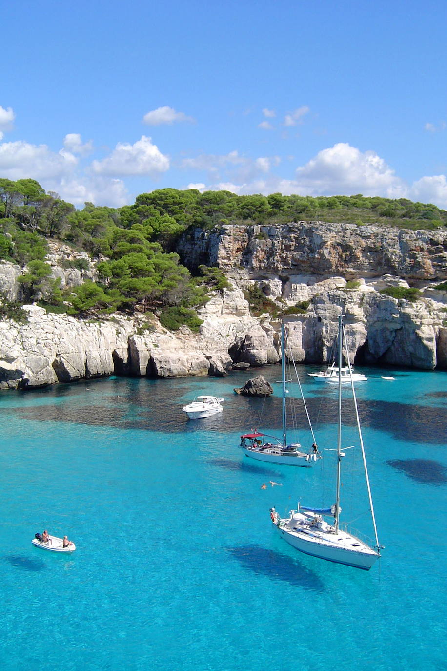 2.- Cala Macarelleta (Menorca) | Se encuentra situada en la misma bahía que Cala Macarella y está bañada por las mismas aguas cristalinas de color turquesa. Si lo que estáis buscando son calas nudistas en Menorca, Macarelleta es una de las más famosas de la isla para olvidarse del bañador y de la vergüenza.