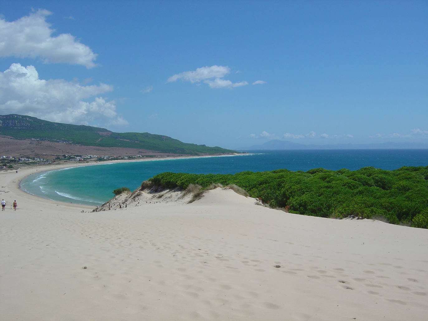 5.- Bolonia (Tarifa, Cádiz) | Abrigada por la sierra de la Plata, la salvaje ensenada de Bolonia asoma maravillosa desde una duna activa de más de treinta metros de altura. Su largo arenal merece paseo, así como los restos arqueológicos del conjunto urbano de época romana más completo de la península: las ruinas de Baelo Claudia.