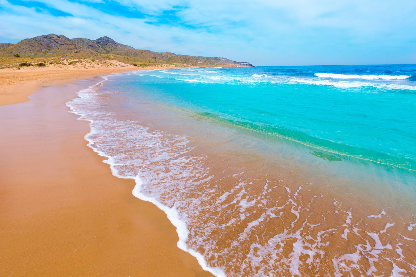 7.- Calblanque (Murcia) | Conocida también como ‘playa larga’, se extiende a lo largo de kilómetro y medio de costa, arenas finas y doradas y aguas siempre limpias. Cada vez es más conocida, por lo que suele ser bastante frecuentada en verano. Está a 12 kilómetros de Calblanque, en la Manga del Mar Menor.