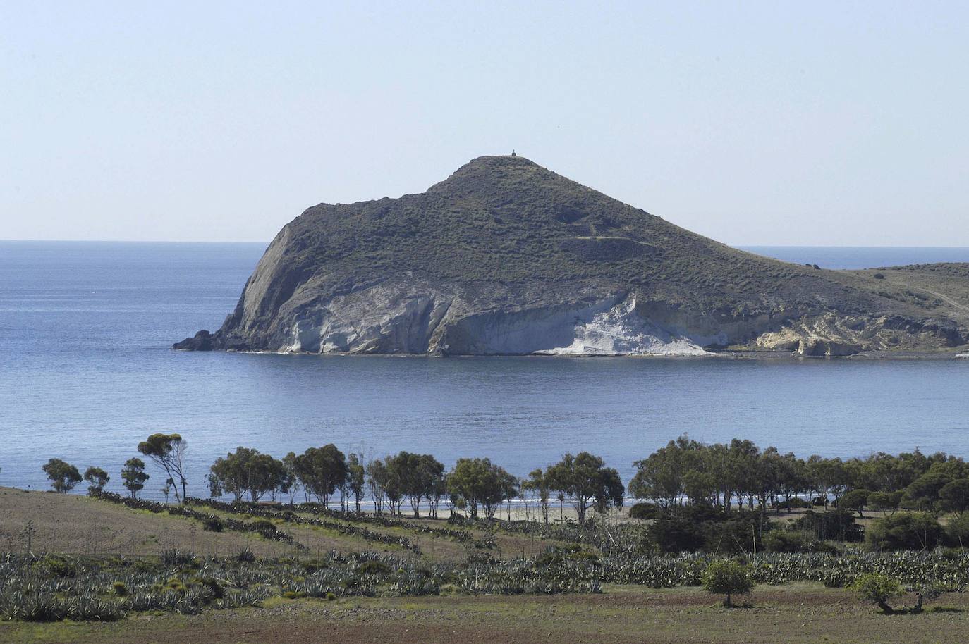 9.- Playa del Mónsul (Almería) | Una de las playas más famosas del Parque Natural Cabo de Gata. Esta playa, de 400 metros de longitud, debe su singularidad a las formaciones de lava erosionada que la rodean, a la belleza de su arena fina y a su agua cristalina.