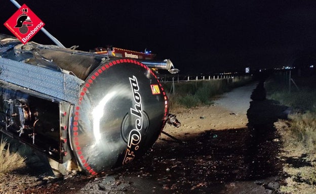 El fertilizante agrario que transportaba el camión quedó derramado tras el accidente. 