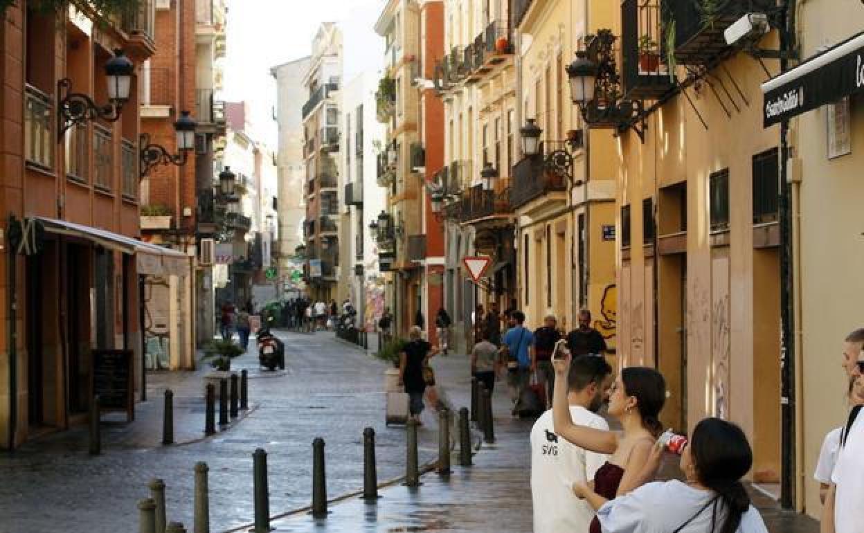 Una calle del barrio de Ciutat Vella.