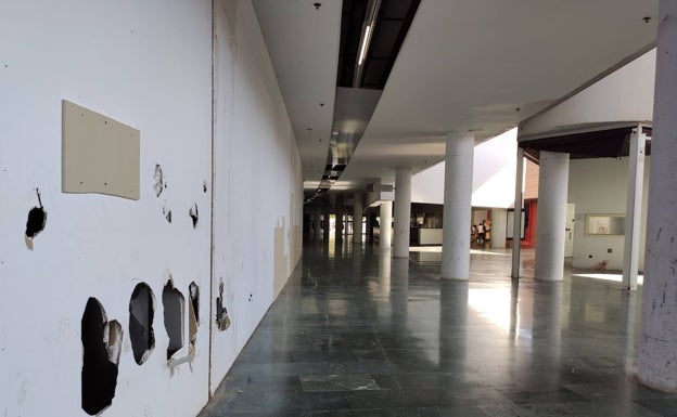 Destrozos en las paredes del centro comercial, en el mismo edificio de la estación.