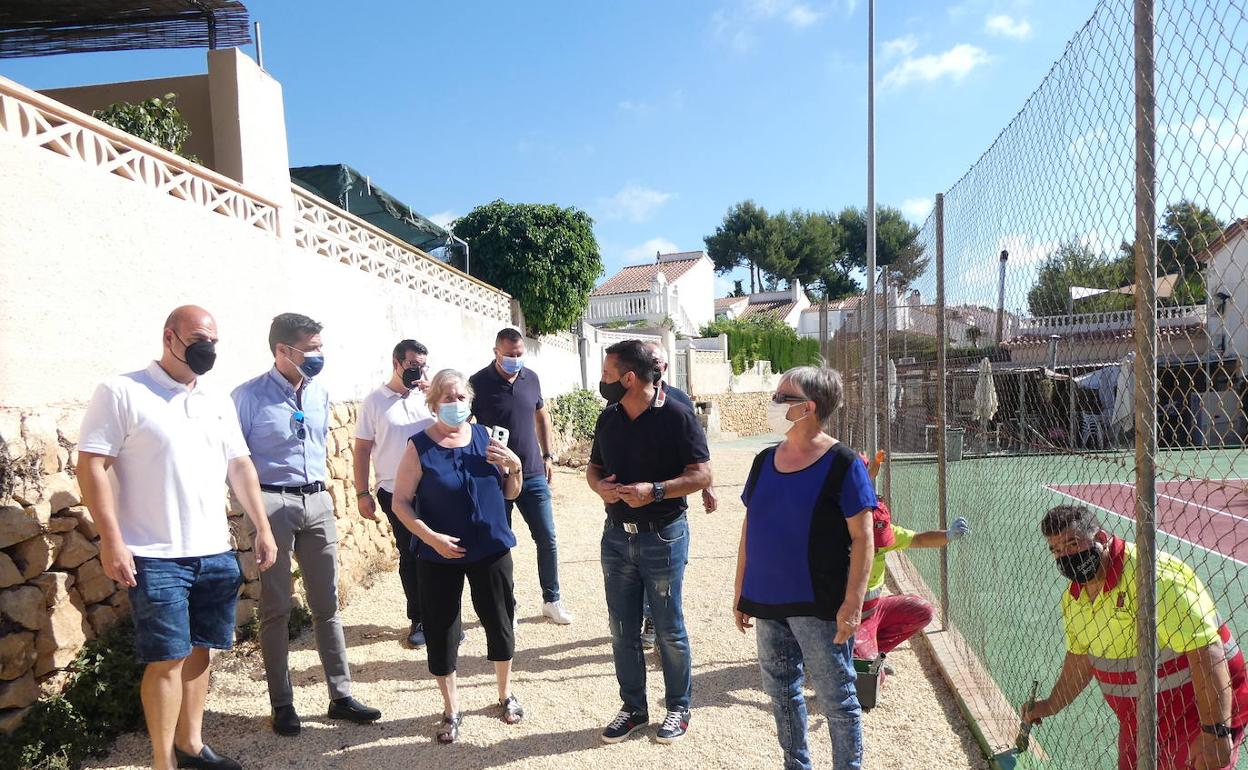 El alcalde de La Nucia junto a los residentes de la urbanización.