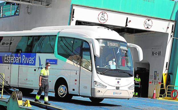 Llegada del ferry de Mallorca con los estudiantes confinados por el brote Covid.