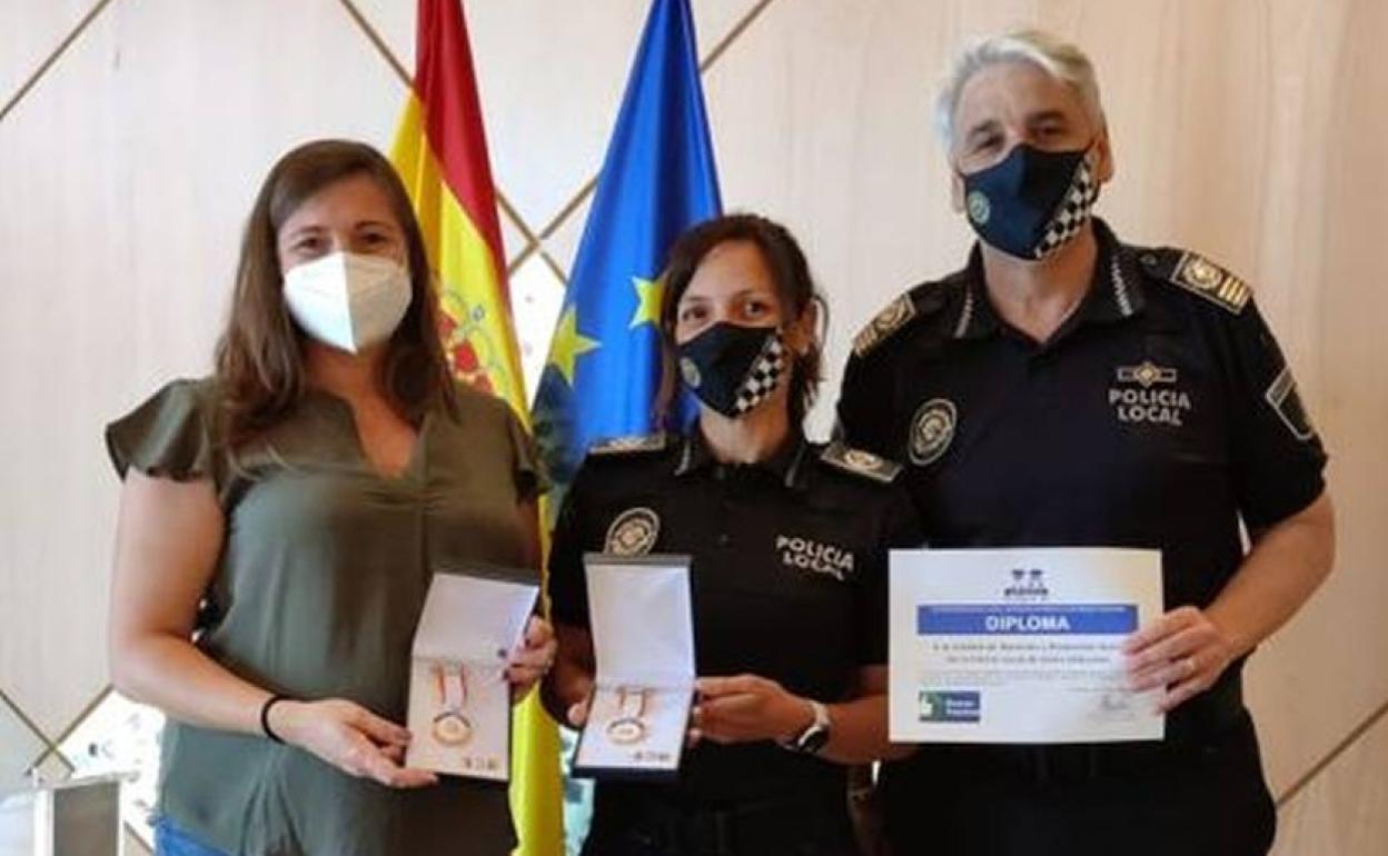 Las agentes María del Carmen Marín y Elena Torres y el intendente jefe de la Policía Local de Xàbia. 