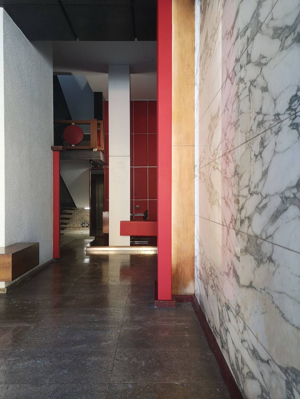 Interior del zaguán del edificio Lafarge