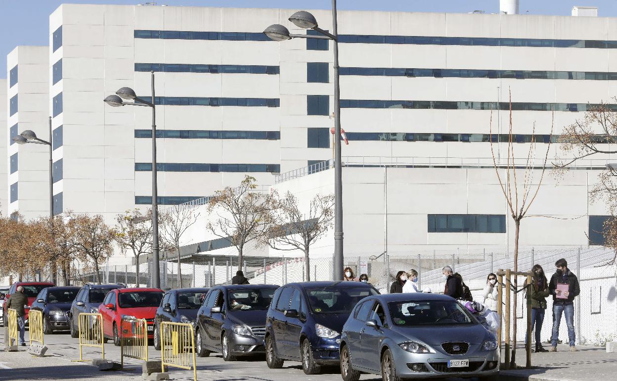 Colas de vehículos para pruebas PCR en la nueva Fe. 