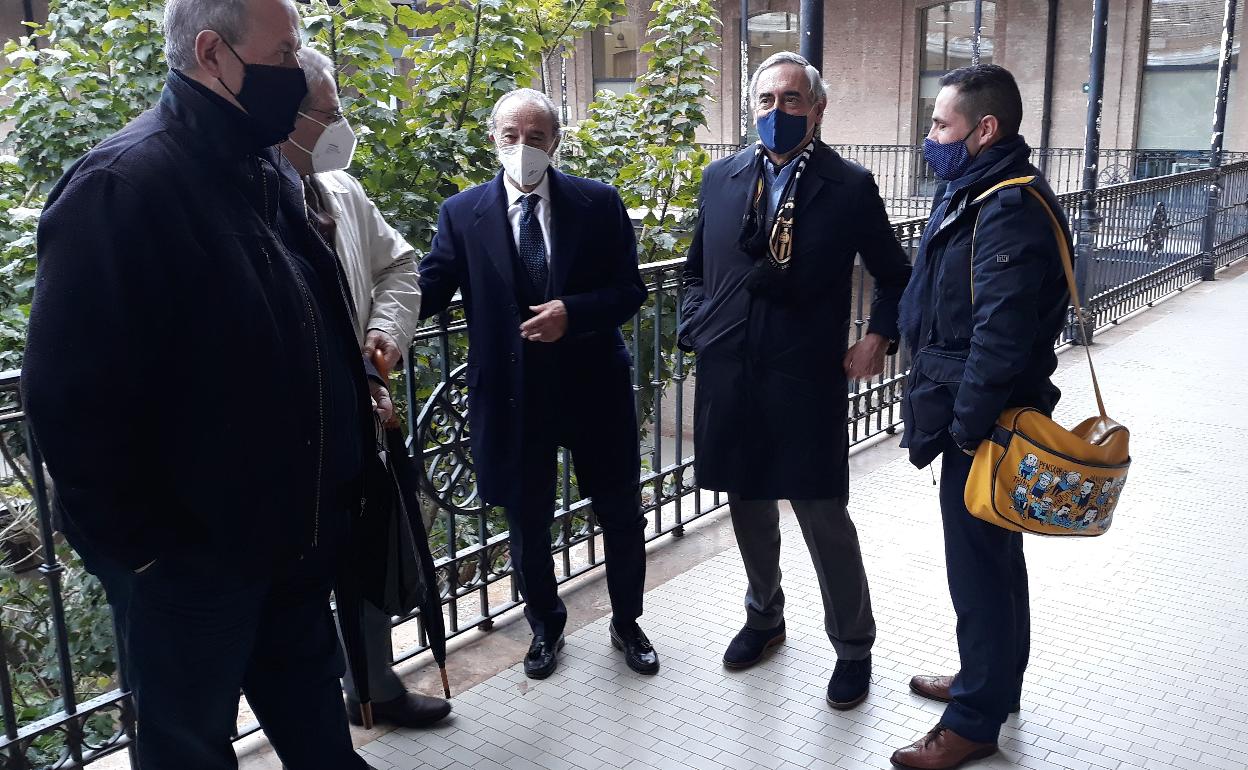 Queralt, junto a García Fuster en el centro, en una reunión con el Ayuntamiento.