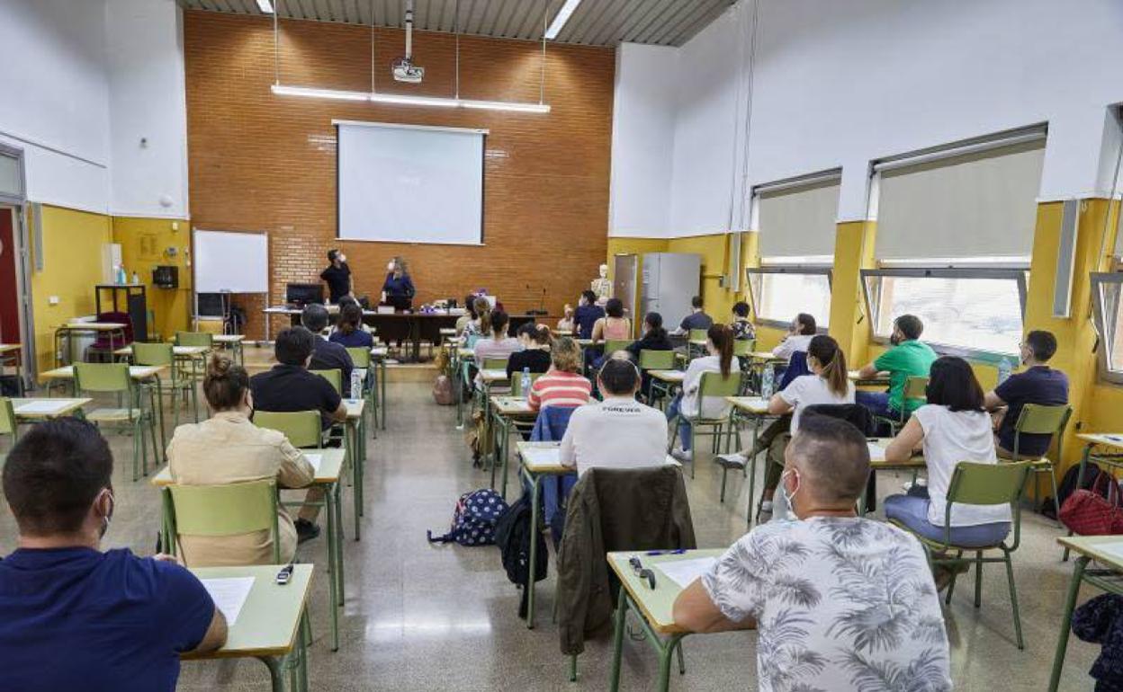 Aspirantes antes de empezar el examen teórico, el pasado 22 de mayo. 