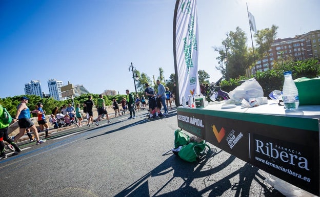 El maratón y medio maratón de Valencia cuentan con puntos de asistencia con productos para los atletas. 