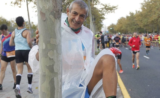 Un participante en una edición del maratón, tras ponerse vaselina en diferentes partes del cuerpo. 