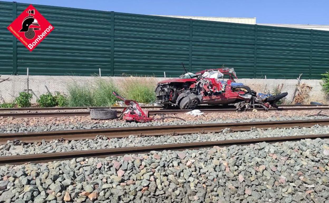 Imagen del vehículo tras ser arrastrado por el tren durante un kilómetro. 