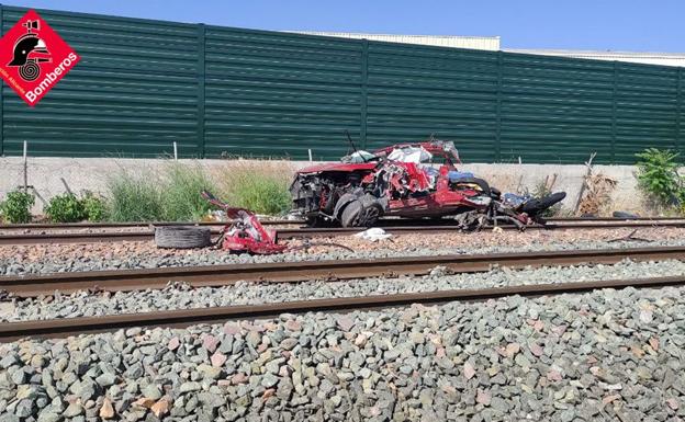 Imagen principal - Accidente de tren | Cuatro muertos al chocar un coche y un tren en Novelda