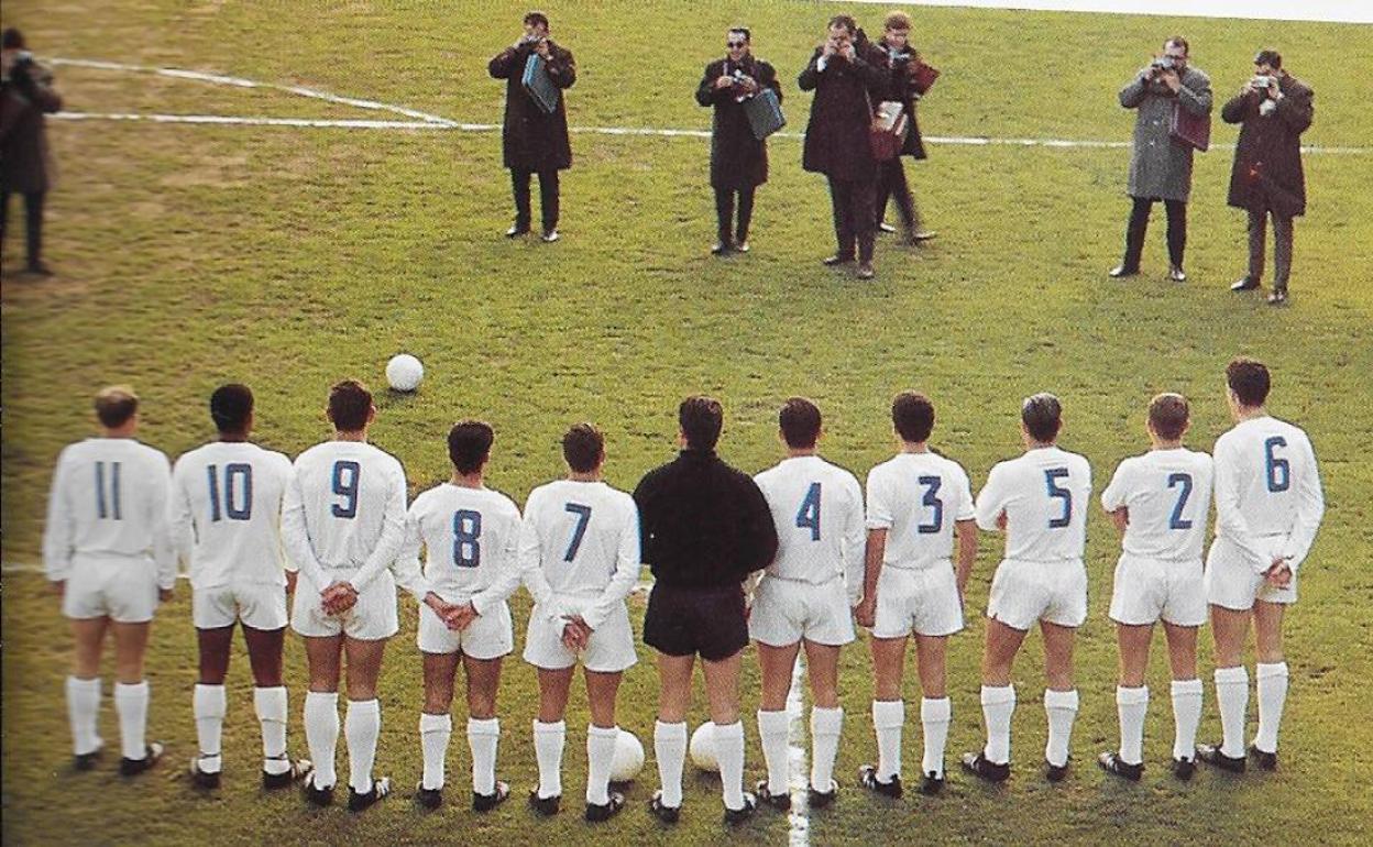 De izquierda a derecha: Guillot, Waldo, Ansola, Poli, Claramunt, Pesudo, Roberto, Vidagany, Mestre, Arnal y Paquito. Partido en Mestalla jugado el 8 de enero de 1967 con victoria por 5-1 ante el Deportivo de La Coruña.. 