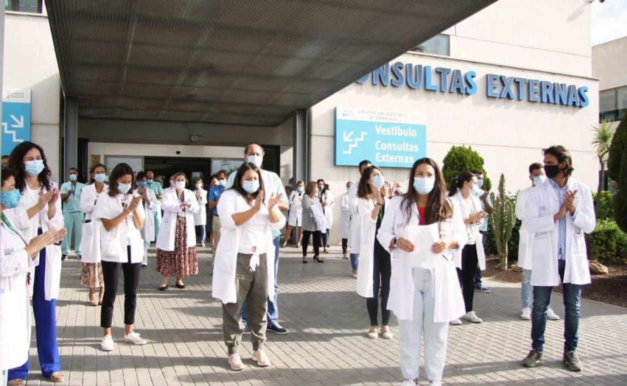 Personal de Torrevieja en una protesta a las puertas del hospital.