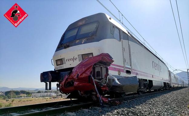 El automóvil ha quedado destruido tras el impacto con el tren.