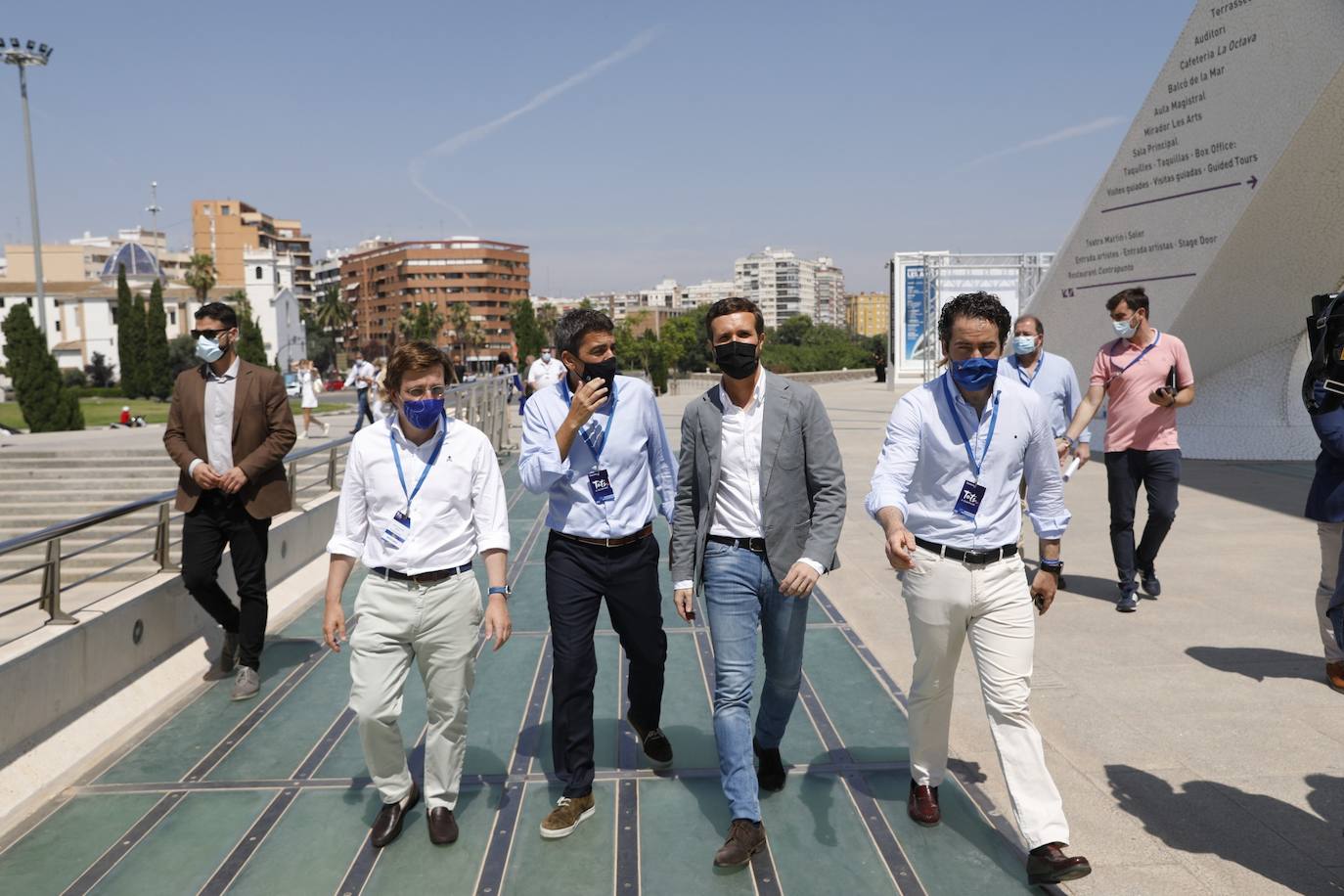 El XV Congreso Autonómico del Partido Popular se celebra este sábado en las salas del Palau de Les Arts. El expresidente de la Generalitat Alberto Fabra es el encargado de presidir el cónclave de los populares y proclamar como nuevo presidente del partido a Carlos Mazón.