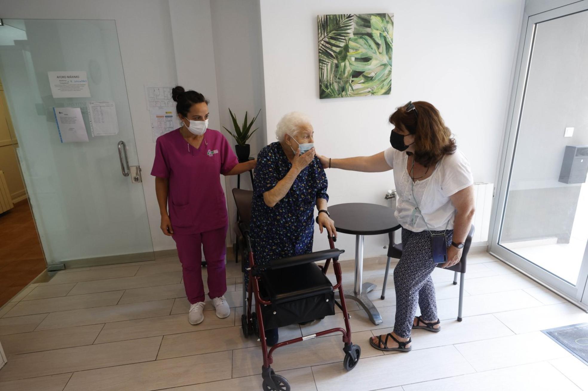 De cerca. Carmen se despide de su nuera Fina con un leve toque en el hombro de esta. Jesús Signes