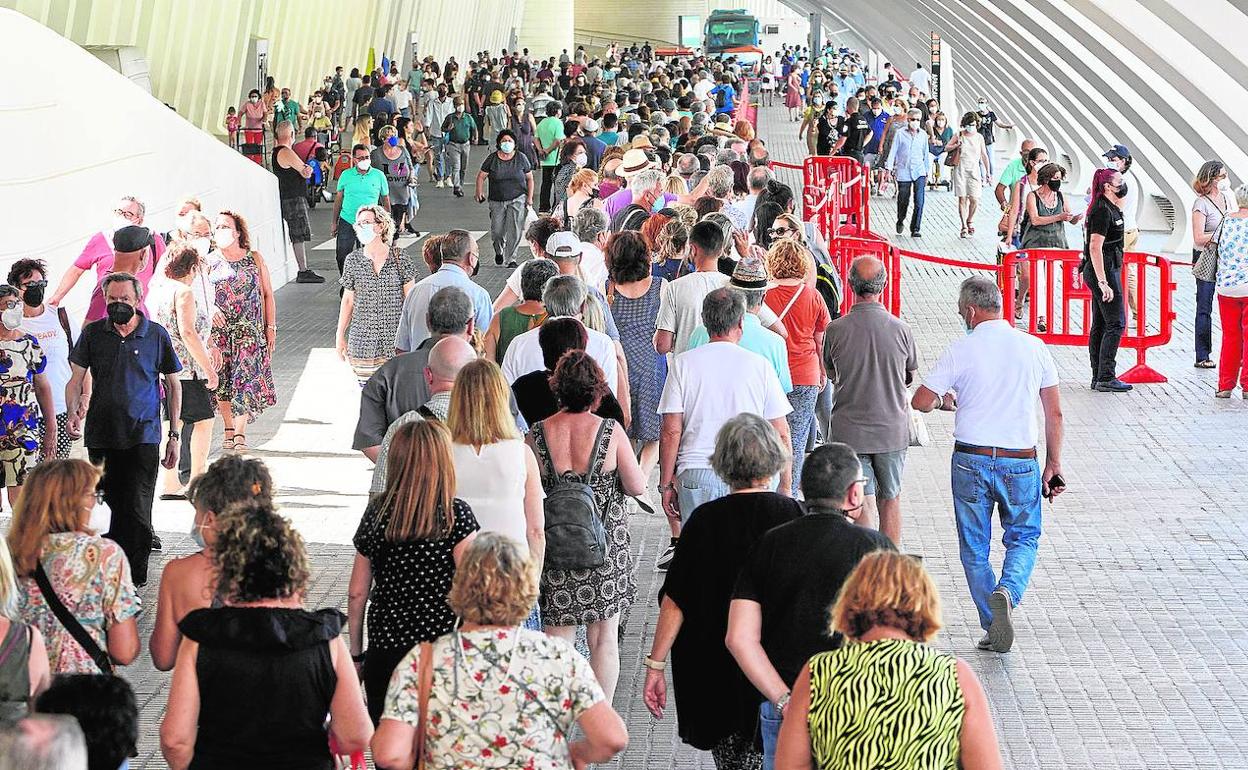 Cola de personas citadas en el centro de vacunación masiva de la Ciudad de las Artes y las Ciencias este sábado.