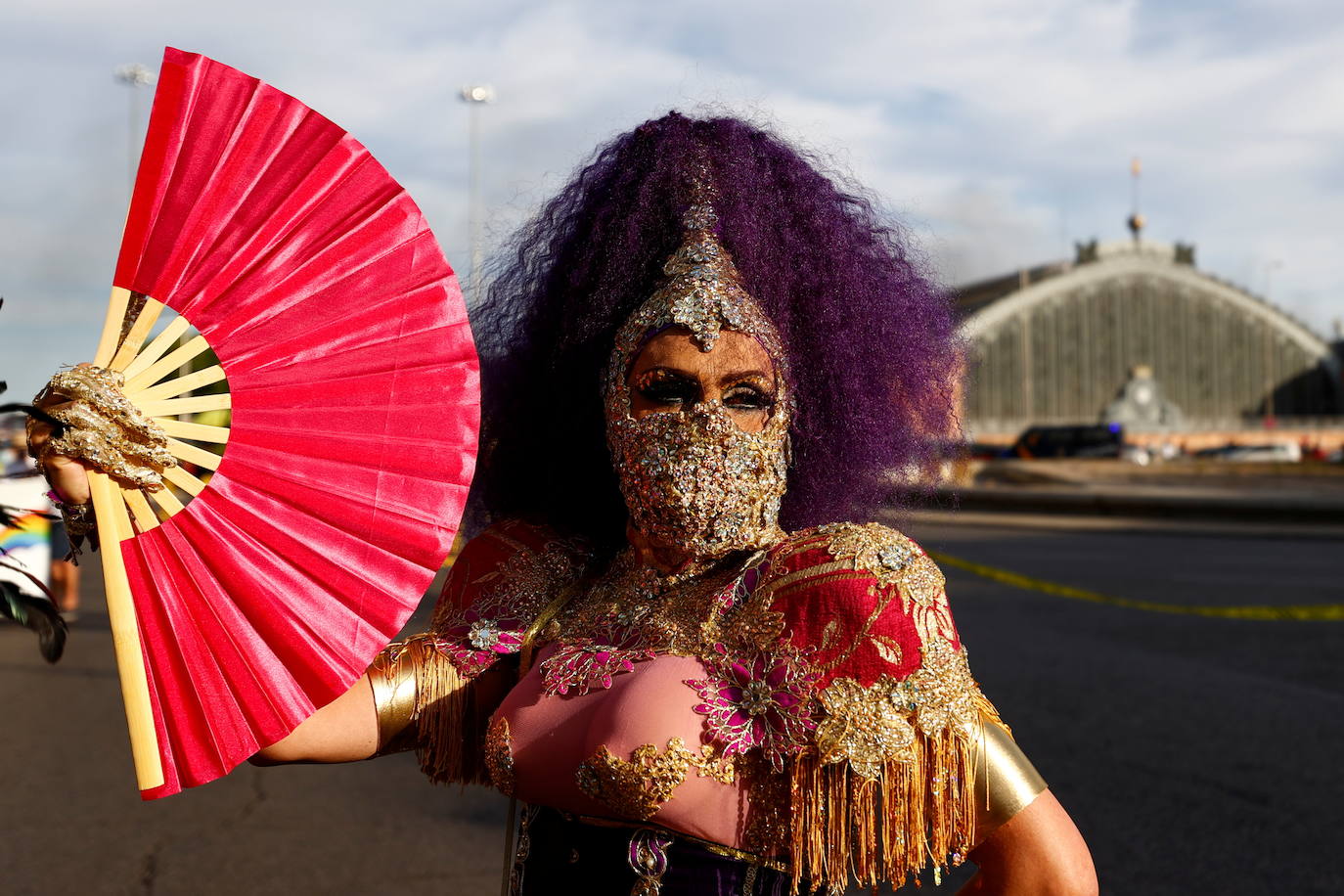Miles de personas se han manifestado este sábado en Madrid en una marcha del Orgullo 2021 marcada por las medidas impuestas por la organización por la pandemia y con una clara reivindicación por los derechos de las personas trans. 
