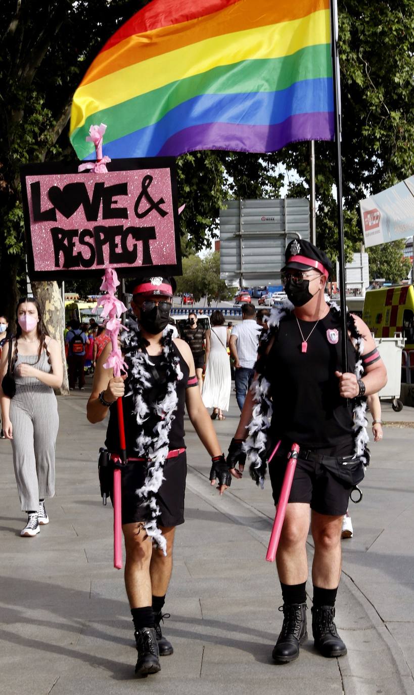 Miles de personas se han manifestado este sábado en Madrid en una marcha del Orgullo 2021 marcada por las medidas impuestas por la organización por la pandemia y con una clara reivindicación por los derechos de las personas trans. 