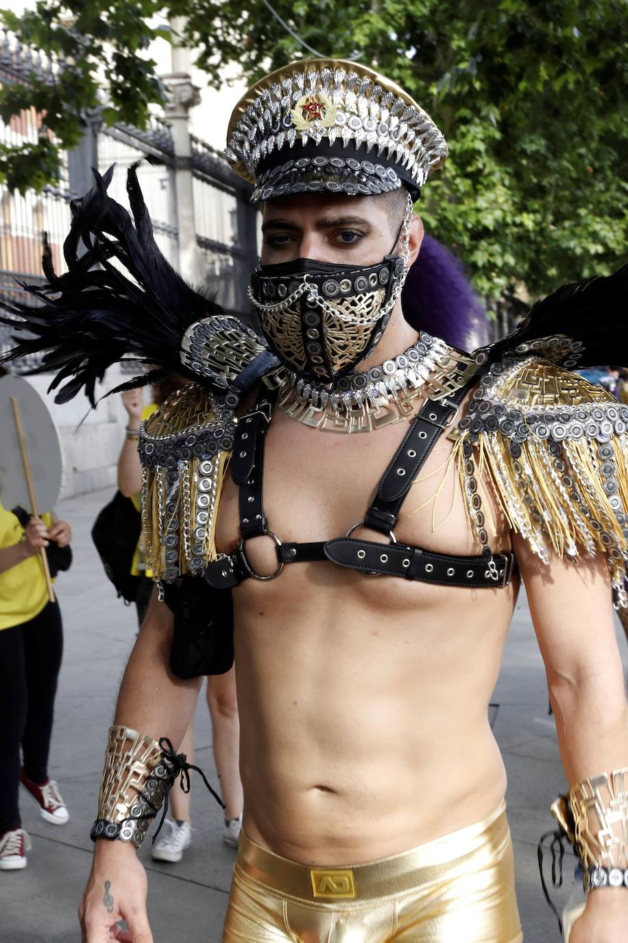 Miles de personas se han manifestado este sábado en Madrid en una marcha del Orgullo 2021 marcada por las medidas impuestas por la organización por la pandemia y con una clara reivindicación por los derechos de las personas trans. 