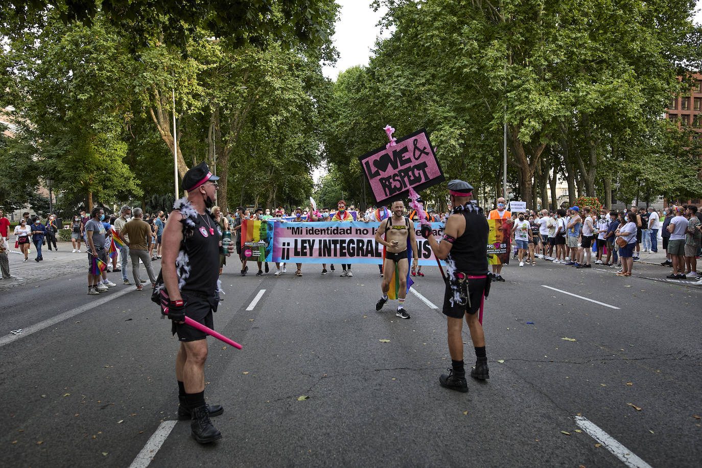 Miles de personas se han manifestado este sábado en Madrid en una marcha del Orgullo 2021 marcada por las medidas impuestas por la organización por la pandemia y con una clara reivindicación por los derechos de las personas trans. 